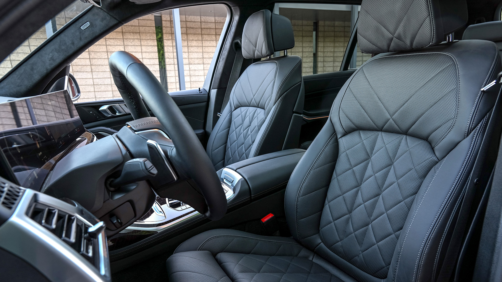 16-2024-BMW-X7-xDrive-40i-interior